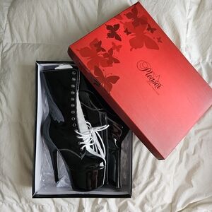 Pleaser Adore-1040TT | black & white platform boots